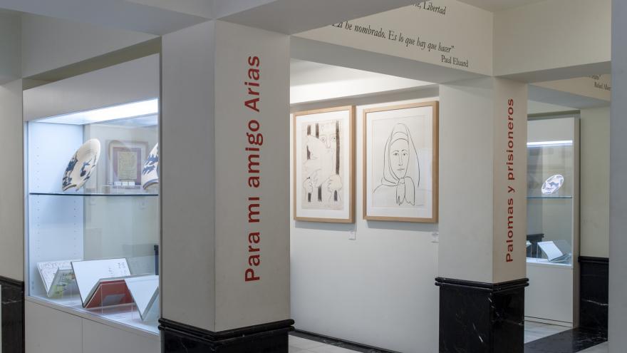 Vitrinas y carteles en el interior del Museo Picasso de Buitrago del Lozoya