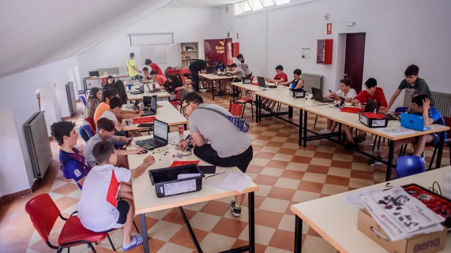 Grupo de jóvenes en una sala con ordenadores