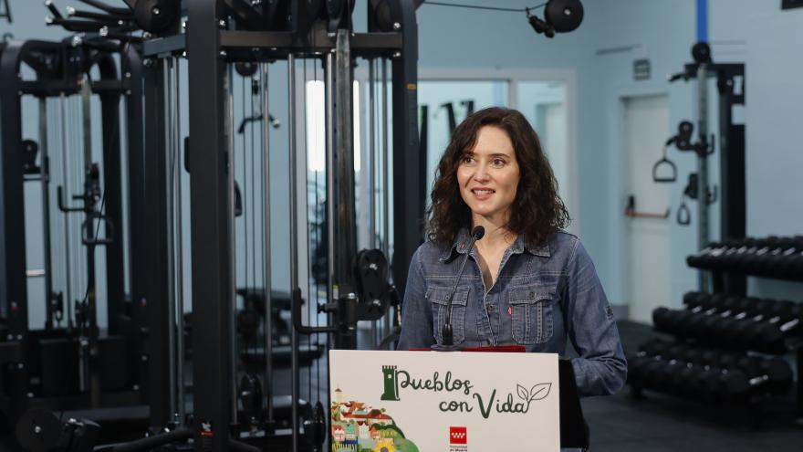 Díaz Ayuso inaugura el nuevo gimnasio municipal de Cenicientos La presidenta Isabel Díaz Ayuso durante la inauguración