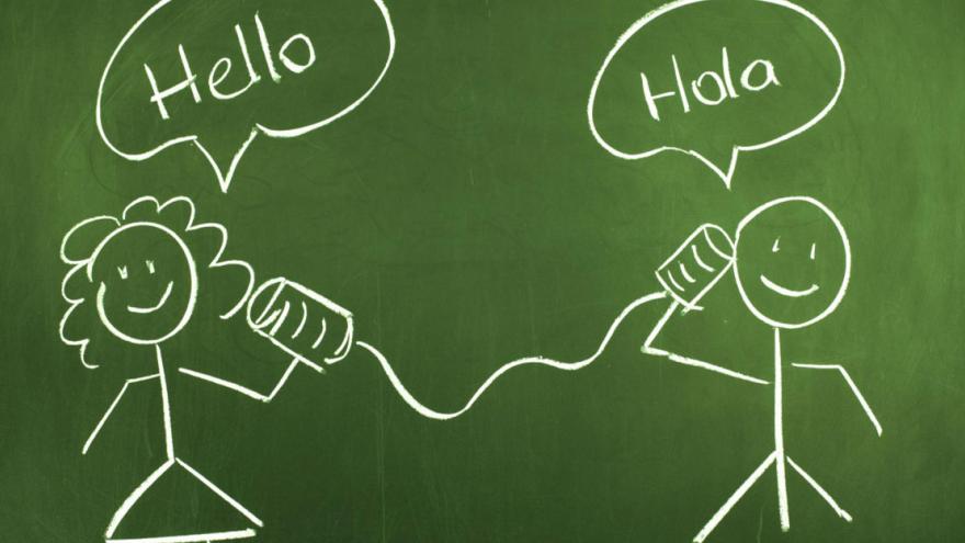 Pizarra con dos monigotes diciendo hola y hello, respectivamente