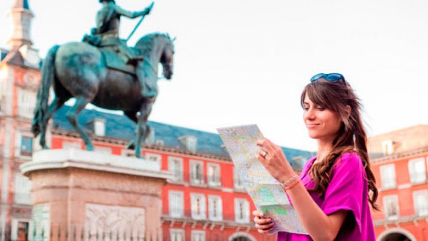 Turista mira un mapa en la Plaza Mayor de Madrid