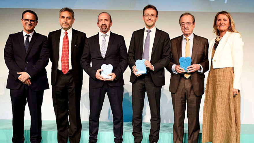 Imagen del Dr Moreno, jefe de servicio de Enfermedades Infecciosas del Hospital Universitario Ramón y Cajal recibiendo el premio