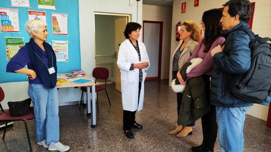 la gerente junto con la enfermera coordinadora de la actividad y los representantes de Semap
