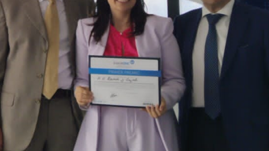Imagen de la Dra Ferreiro recibiendo el reconocimiento