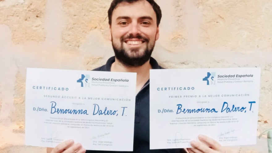 Imagen del galardonado del Hospital Universitario Ramón y Cajal con los certificados