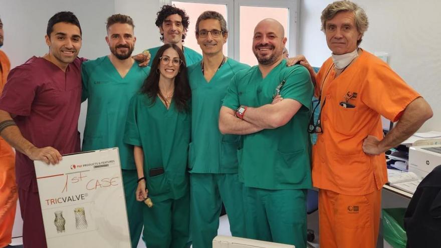 El Doctor Fernando Alfonso , jefe de Cardiología del Hospital de La Princesa  junto a su equipo 