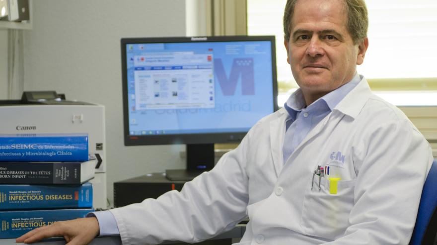 Doctor Juan Berenguer en su despacho