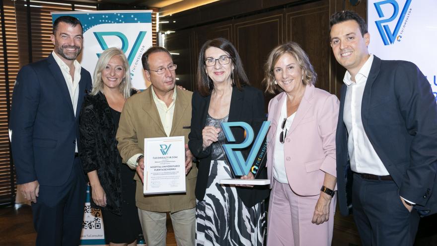 El director gerente y la Unidad de Calidad del hospital recogen el premio Vanguardistas 