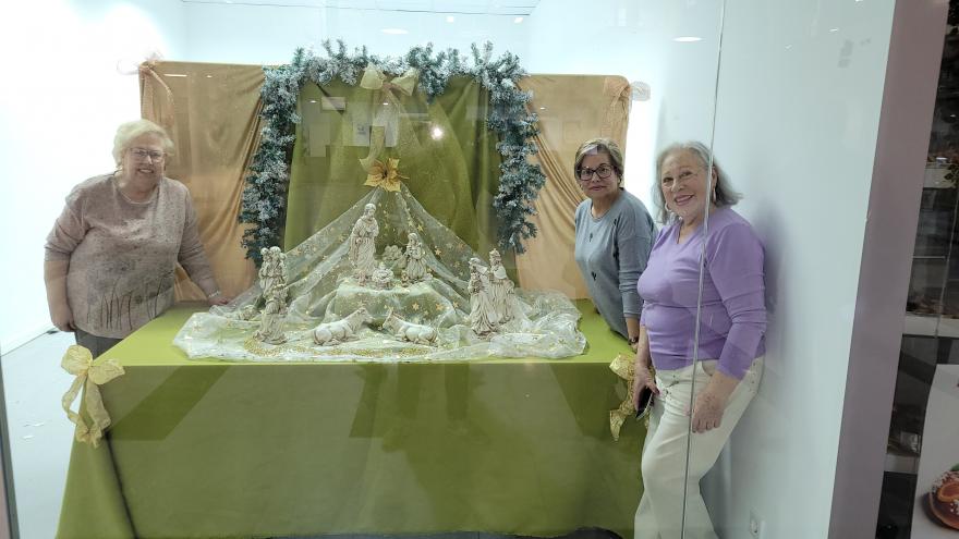 Tres mujeres montando un belén