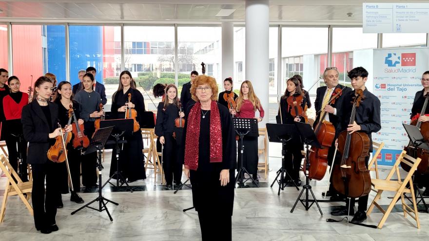 Músicos y directora de orquesta en un concierto