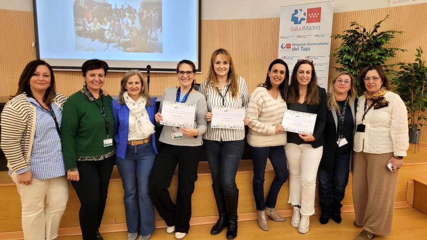 Premiados en un concurso posan tras la entra de un diploma