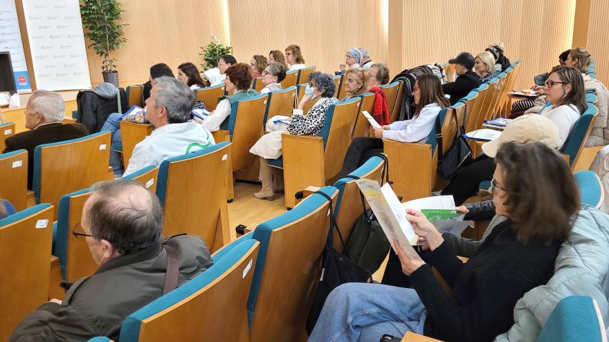 Público asistente a una jornada sobre cáncer de mama