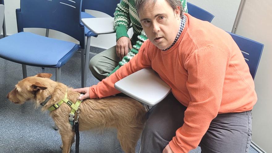 usuario de una residencia con una perra en sesión de mascoterapia