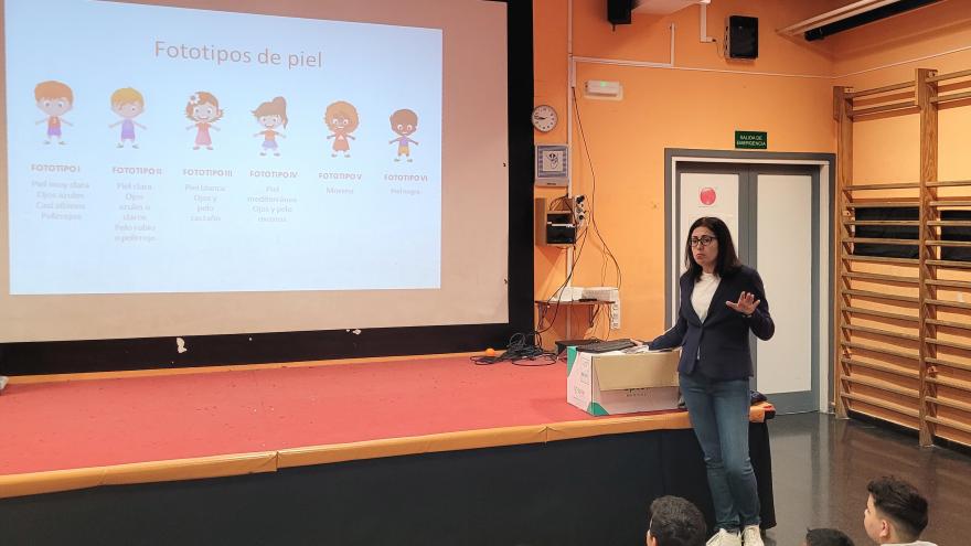 Médica imparte una formación en un colegio