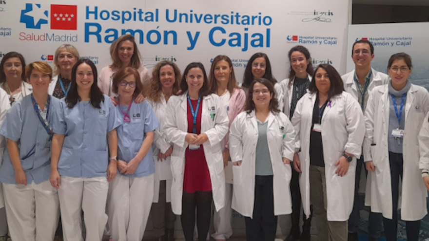 Imagen de parte de los integrantes de la Escuela de Pacientes de Cáncer Colorrectal del Hospital Universitario Ramón y Cajal
