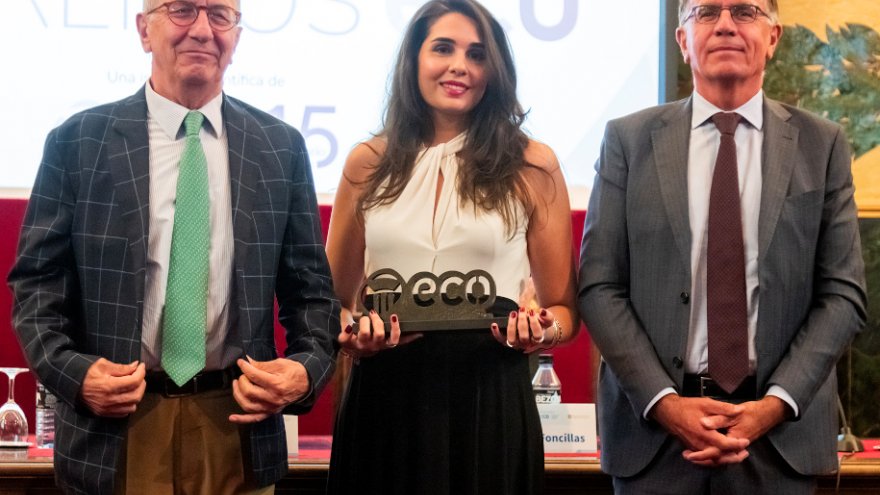 Imagen de la Dra De Frutos del Servicio de Oncología Médica del Hospital Universitario Ramón y Cajal recibiendo el premio