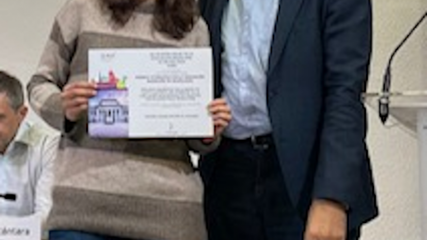 Imagen de profesionales del Hospital Ramón y Cajal recibiendo el reconocimiento