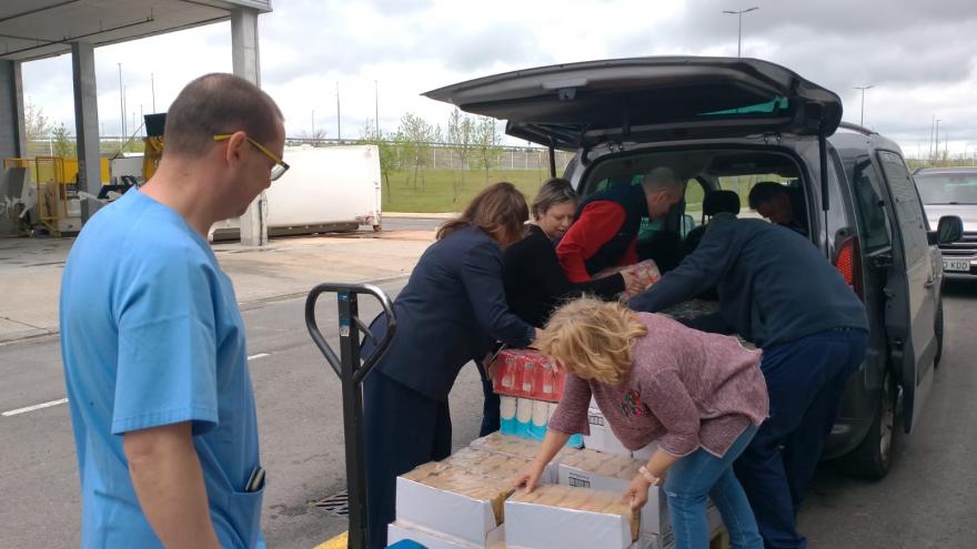 Imagen de la entrega de alimento a Juventudes Hospitalarias de Parla