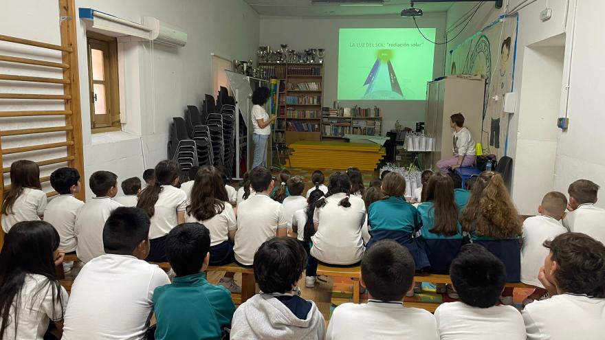 Alumnos en uno de los talleres Convive con el Sol impartido por profesionales del Hospital Universitario del Tajo