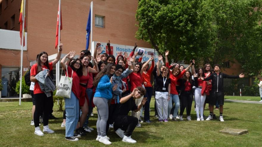 Los alumnos de este instituto, ante las puertas del Centro