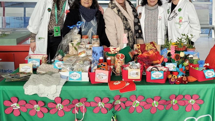 Mujeres voluntarias en un mercadillo navideño