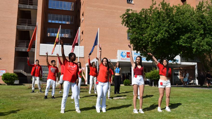 Los alumnos del Cardenal Cisneros bailaron al ritmo de la canción "Vivir vivir", de Marc Anthony