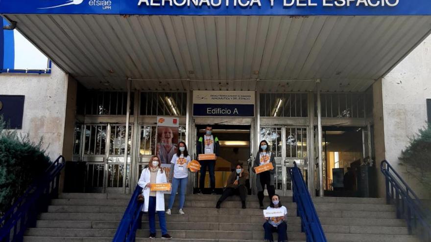 Voluntarios en las escaleras a la entrada de una escuela de la Politécnica