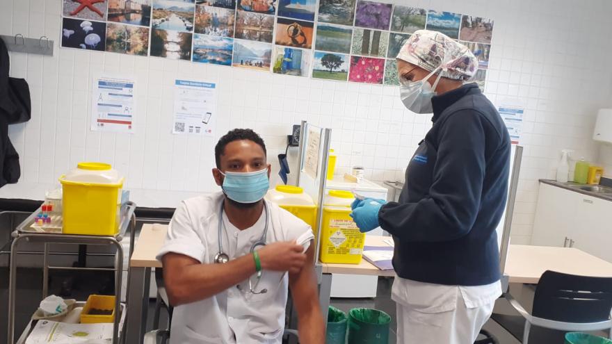 Un médico del Centro de Salud Carabanchel Alto recibe la vacuna frente a la Covid-19 en el Ce