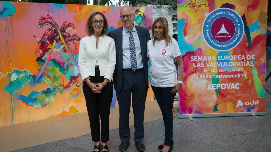 El viceconsejero de Humanizaión junto a las organizadoras del acto