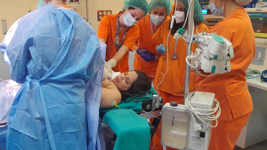 Pediatras y matronas en el quirófano