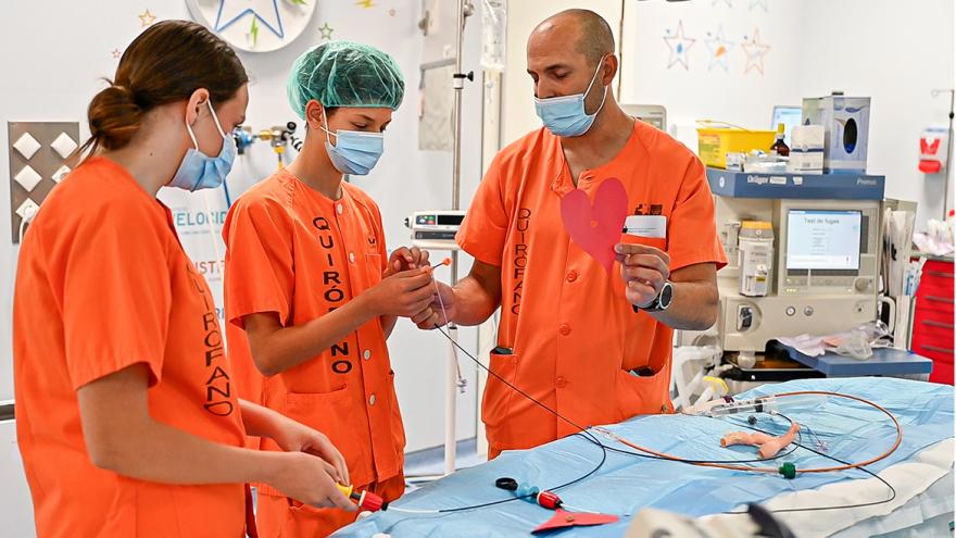Dos estudiantes atienden una explicación de un profesional sanitario