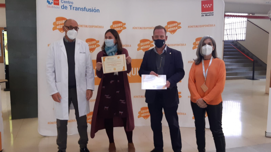 Rrepresentantes institucionales de la Universidad Politécnica y del Centro de Transfusión posando con diploma.