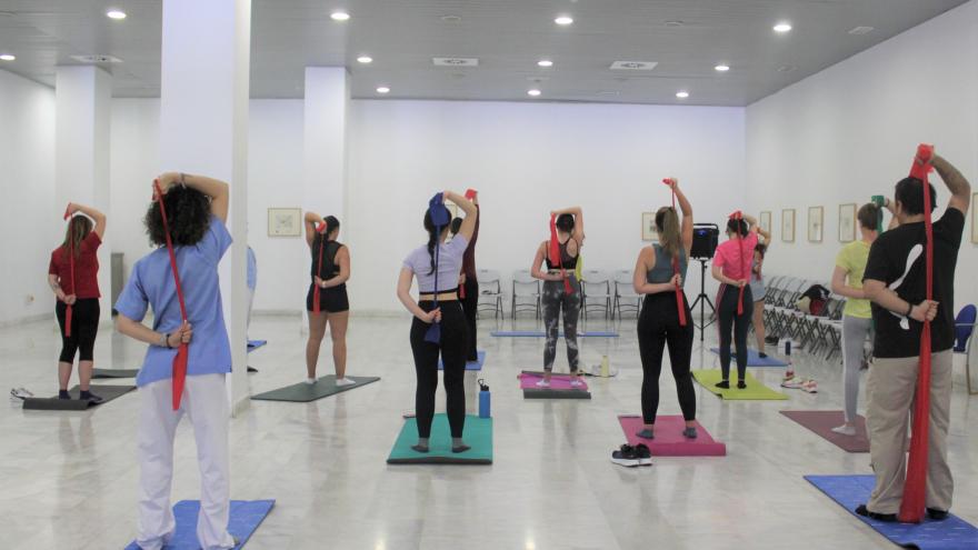 Clase de pilates dentro de las actividades de la Semana de la Salud