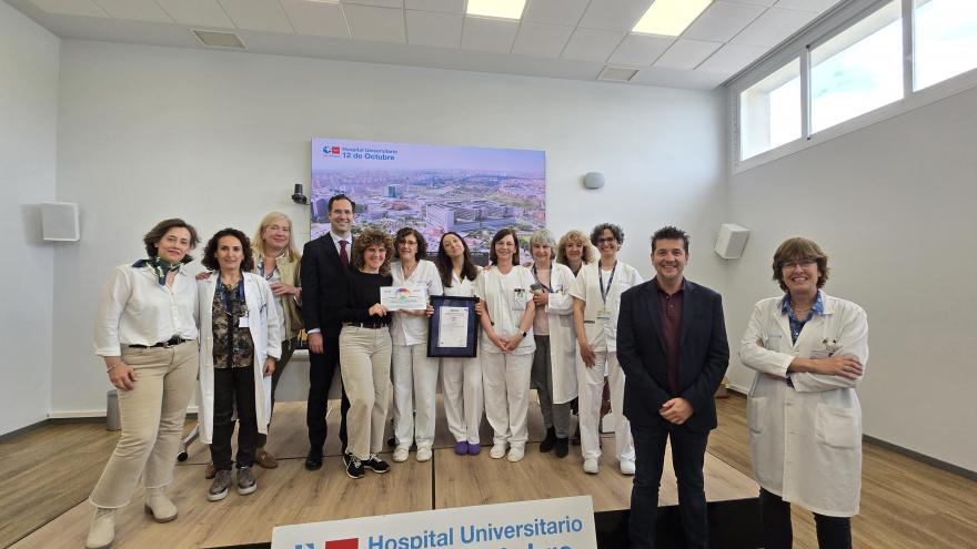 Profesionales de enfermería del Hospital 12 de Octunre durante la entrega la Certificación HU-CI AENOR