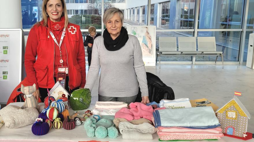 Voluntarias en un mercadillo solidario
