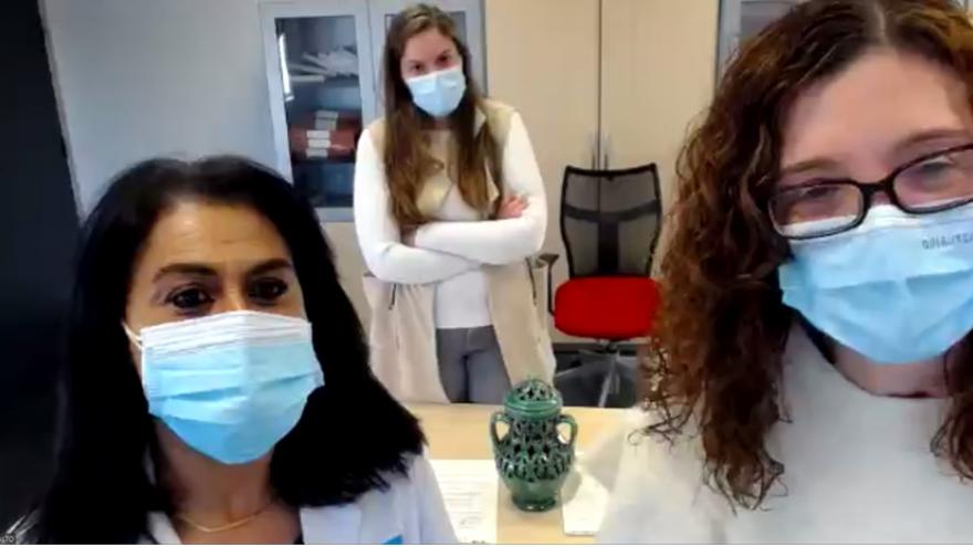 Las directoras del Centro de Salud Abrantes y del Centro de Salud Carabanchel recogen el reconocimiento al Centro de Salud