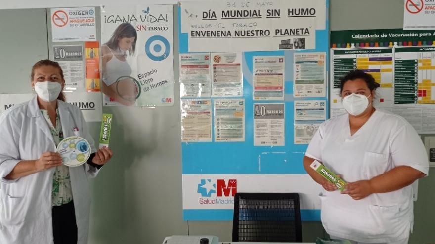 Profesionales del Centro de Salud Las Olivas, Aranjuez, en mesa informativa