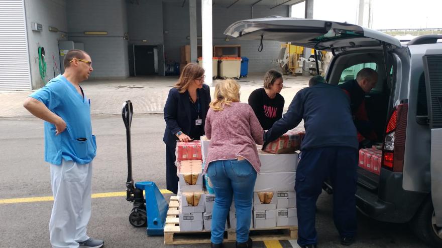 Imagen de la entrega de alimento a Juventudes Hospitalarias de Parla