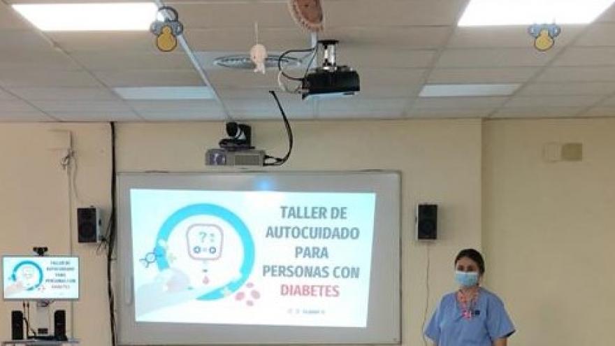 Profesionales del Centro de Salud Isabel II en una sesión formativa