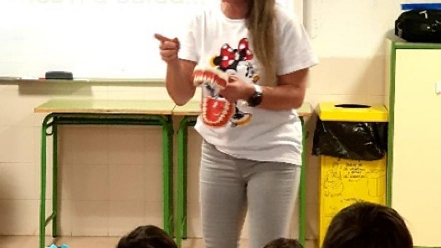 Una sanitaria enseña a los escolares hábitos sanos