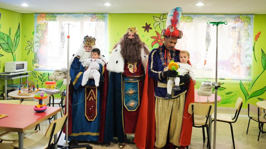 Melchor, Gaspar y Baltasar en la sala de juegos de Pediatría HUPA