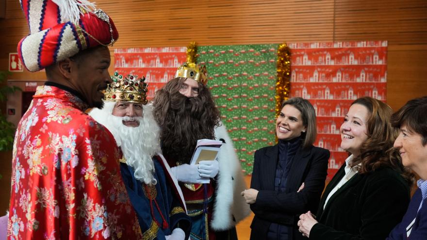 la consejera de Sanidad y la alcaldesa de Alcalá de Henares con los RRMM HUPA