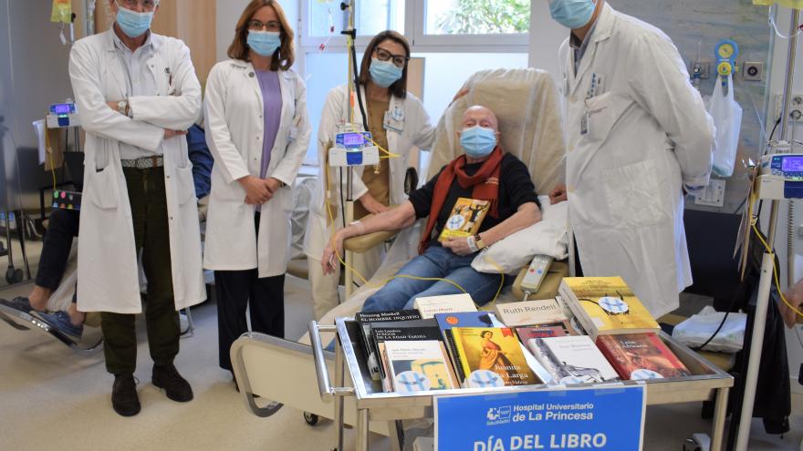 Reparto de libros en el Hospital de Día Oncohematológico  