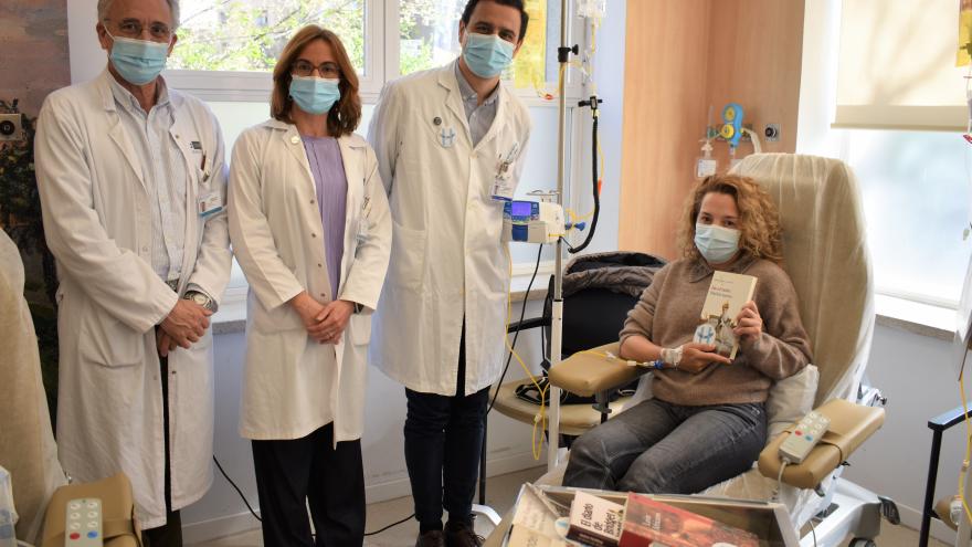 Reparto de libros en el Hospital de Día Oncohematológico  