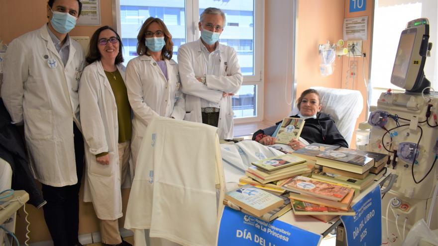 Reparto de libros en la Unidad de Diálisis 