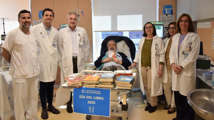 Reparto de libros en la Unidad de Diálisis 