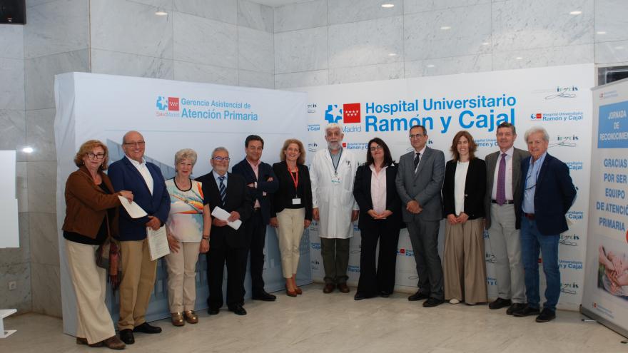 Foto de familia de personalidades y participantes en el homenaje