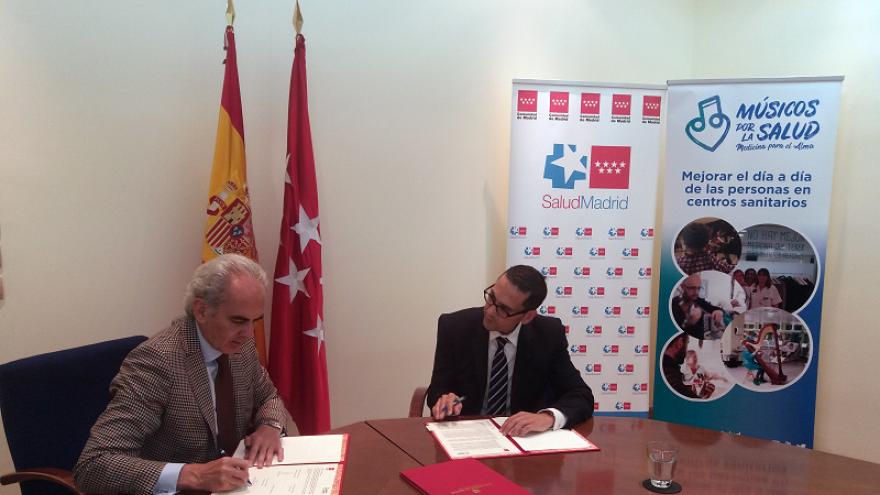 El Consejero de Sanidad firma el Convenio con "Músicos por la Salud"