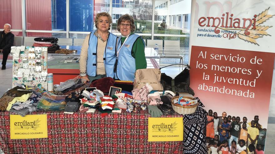 Voluntarias en un mercadillo solidario