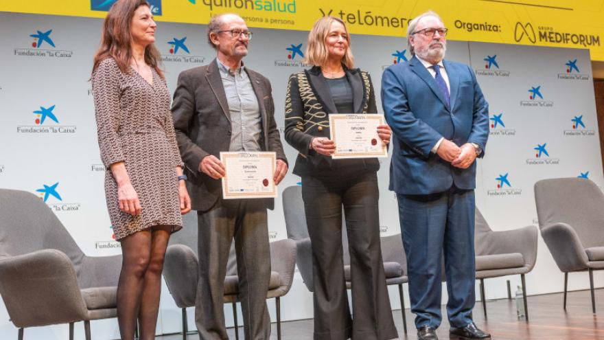 Imagen del Dr Aranaz, jefe de servicio del Hospital Universitario Ramón y Cajal, recogiendo el reconocimiento
